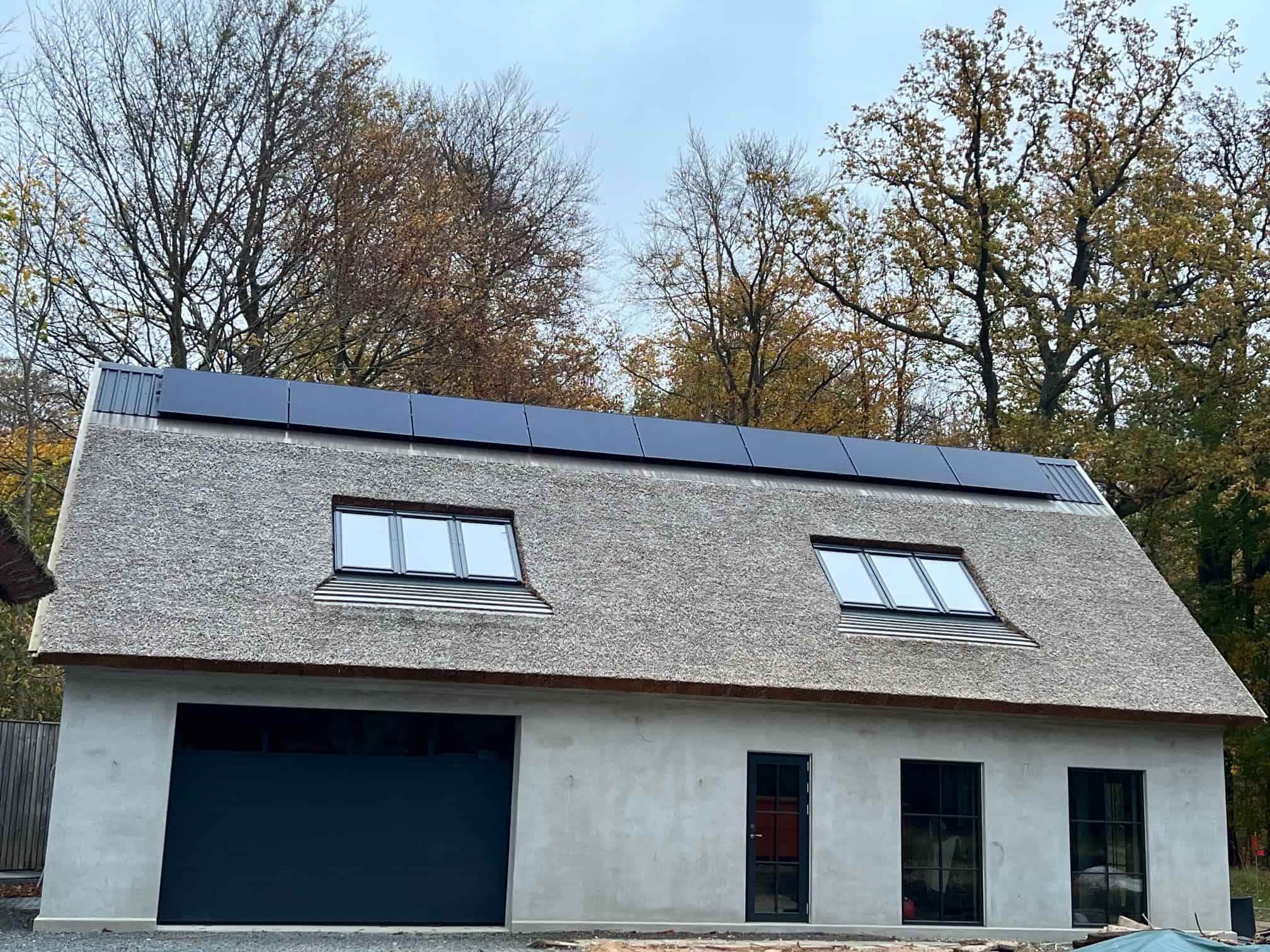 Solceller på hus med stråtag