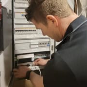 KASA Gruppens elektriker monterer eltavle