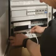 KASA Gruppens elektriker monterer eltavle