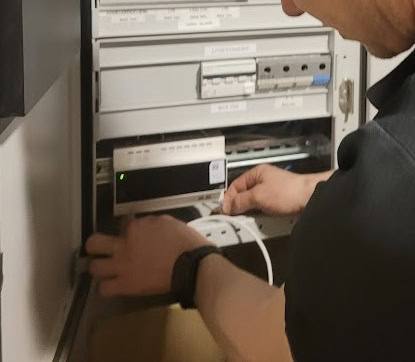 KASA Gruppens elektriker monterer eltavle